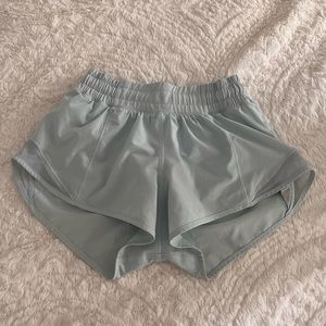 Lululemon Hotty Hot Low-Rise Lined Short 2.5”